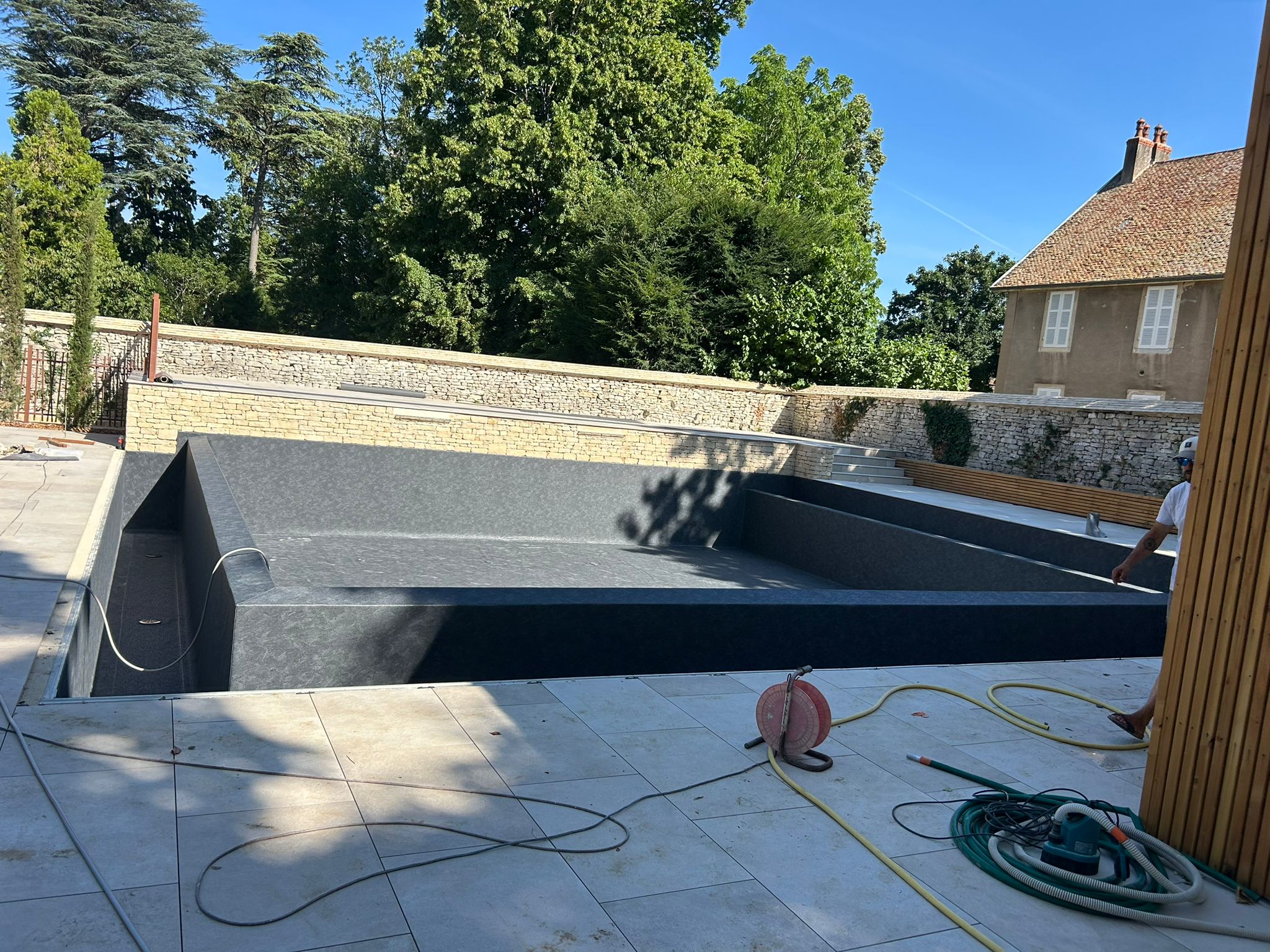 Grand bassin dans un cadre patrimonial