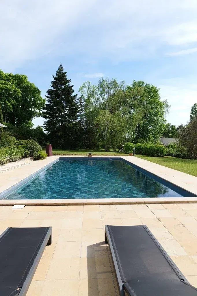 Jardin paysager : Piscine avec Pierre de Bali et Fidji Green