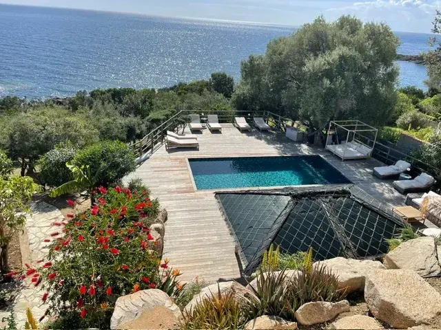 Villa vue mer : Piscine design sur terrasse bois