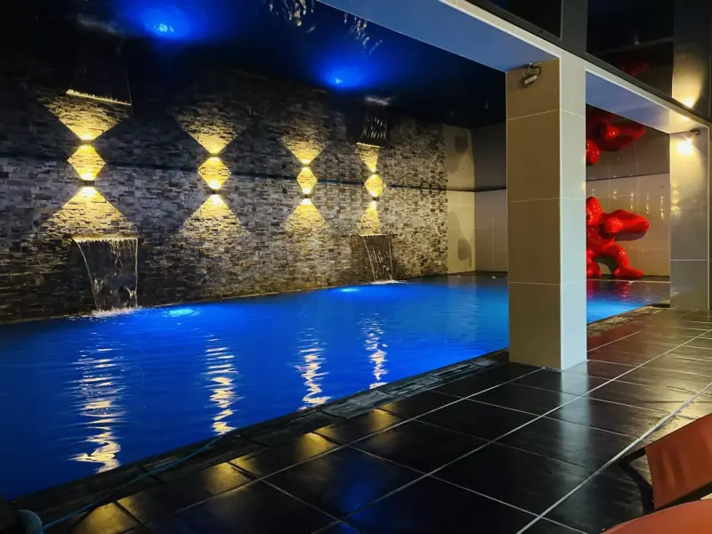 Piscine intérieure : Bassin luxueux en Black Slate