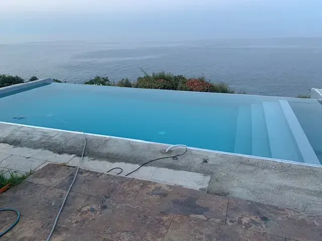Débordement Méditerranéen : Piscine à débordement face à la mer