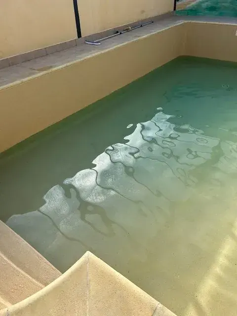 Cour intérieure & Véranda : Piscine intimiste Golden Riviera sous véranda