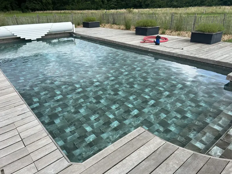 Campagne chic : Piscine arrondie Golden Basic sur terrasse bois