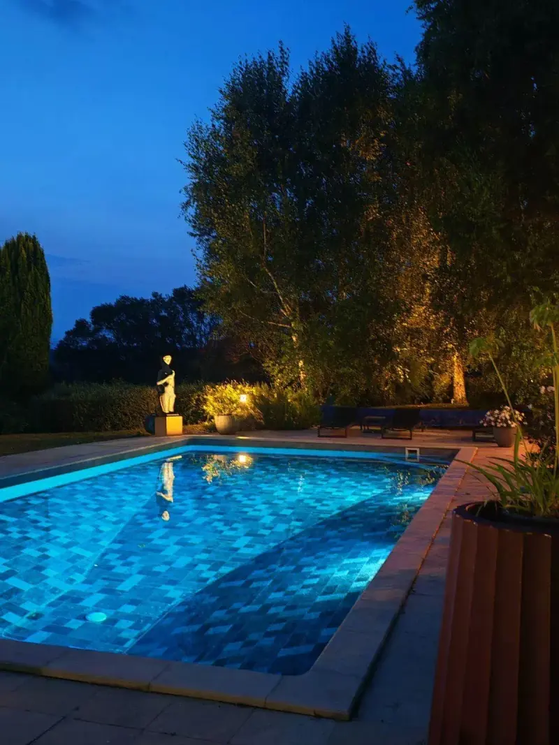 Piscine de nuit : Bassin éclairé avec Pierre de Bali et Sensitive Rock