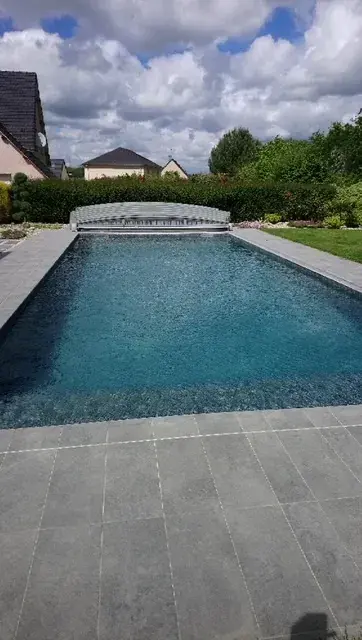 Jardin résidentiel : Piscine moderne Granit Grey avec abri bas